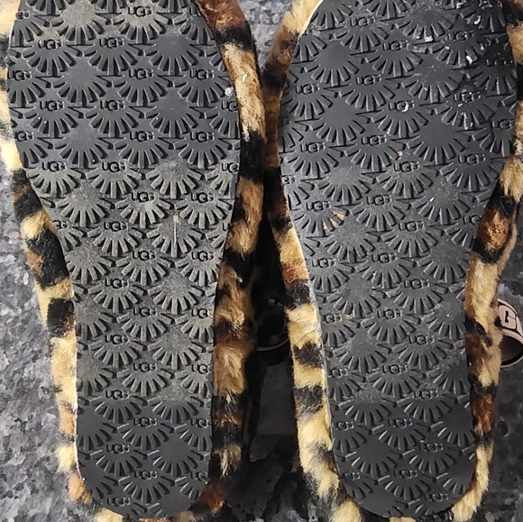 UGG SLIPPERS / FUZZY SLIDES - Picture 4 of 6